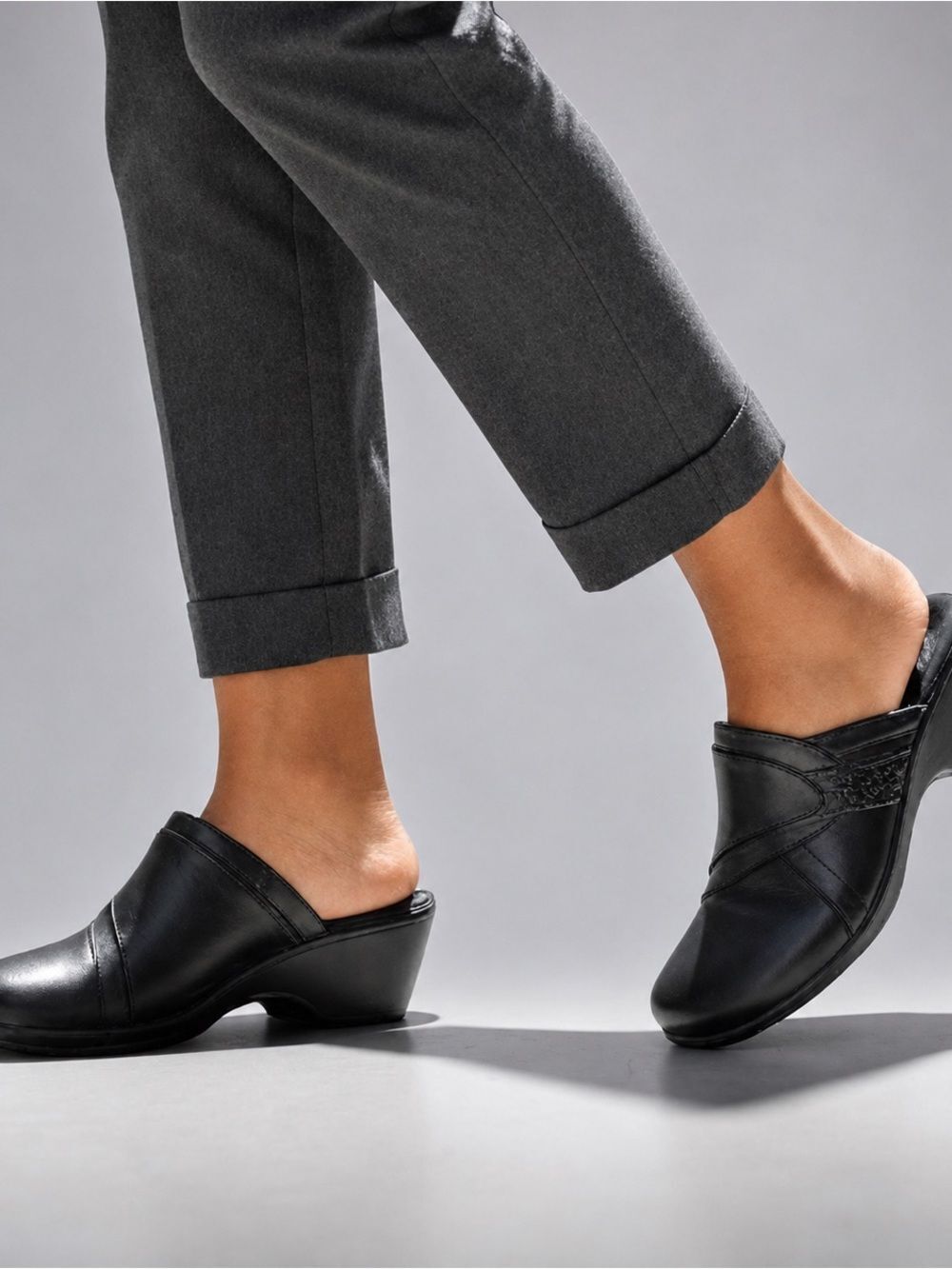 Clarks Bendables Black Leather Mule Clogs Women’s 7M Comfort Slip On Shoes